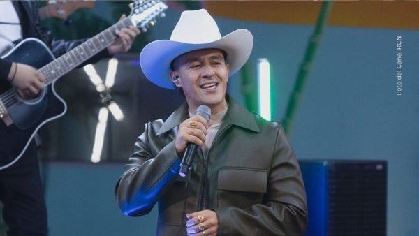 Luis Alfonso hizo reír a fans tras la queja de su esposa por "ponerla a madrugar con música"