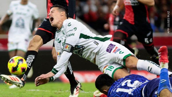 James Rodríguez: así fue la 'patada voladora' que recibió el jugador en México James Rodríguez: así fue la 'patada voladora' que recibió el jugador en México