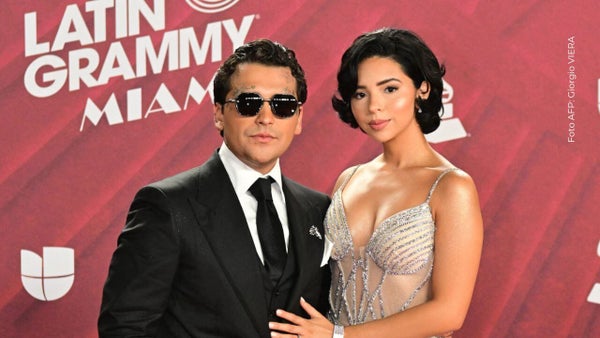 Ángela Aguilar sorprende con cambio de look en concierto de Nodal, ¿rubia? Ángela Aguilar sorprende con cambio de look en concierto de Nodal, ¿rubia?