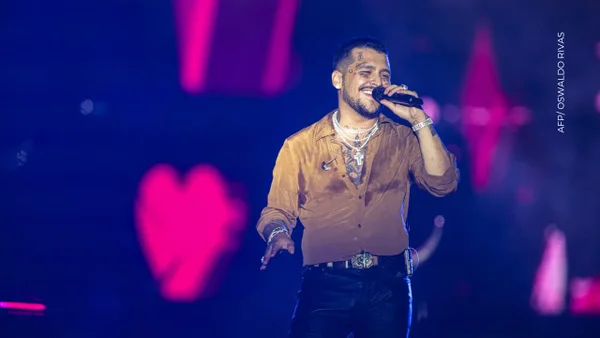 Christian Nodal recibe ola de críticas por pasarse con el Photoshop