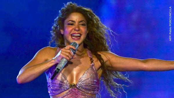 Shakira bailó con la reina del Carnaval y lució sombrero vueltiao en su concierto en Barranquilla