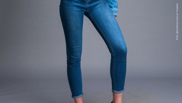 ¡Los skinny jeans están de vuelta en 2025! Así se reinventan esta temporada