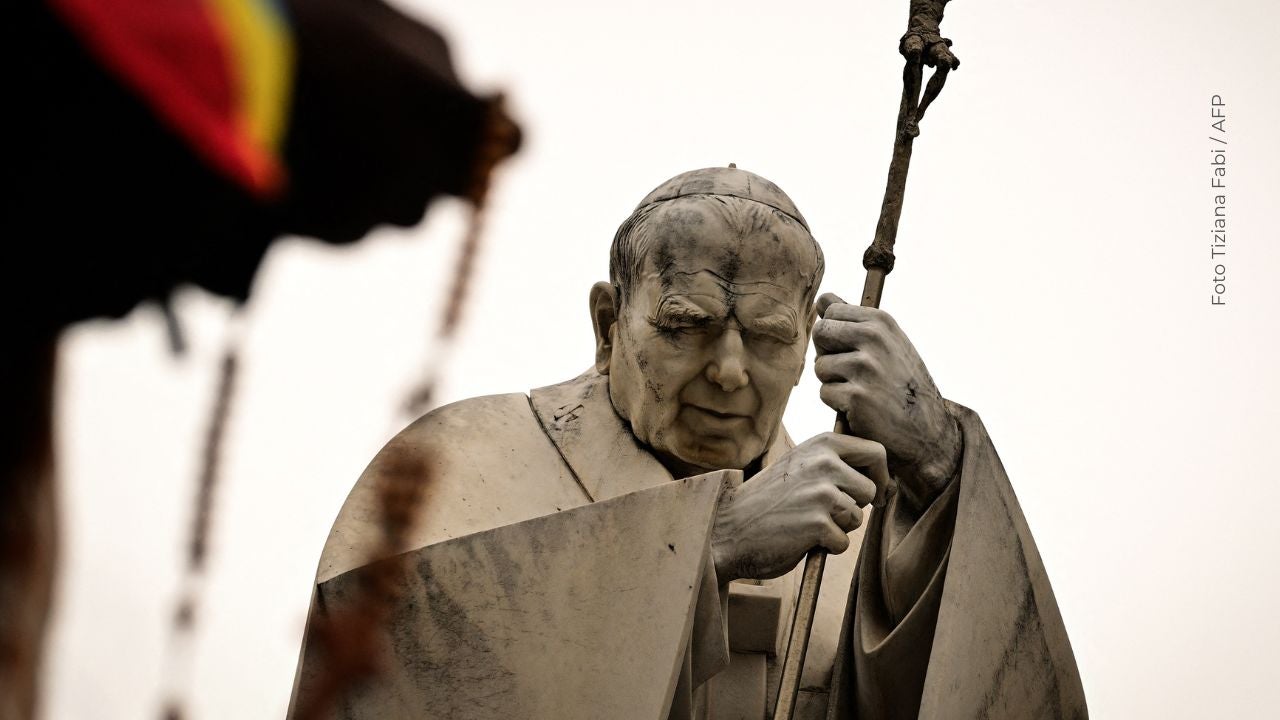 Estatua de Juan Pablo II frente al hospital Gemelli