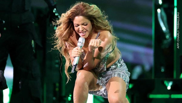 Shakira le canta a sus fans afuera de su hotel en Chile tras cancelación de sus conciertos