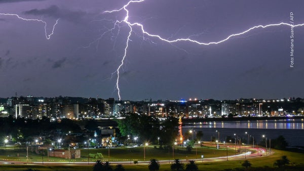 Video viral: El momento en que un rayo cae sobre una casa en Argentina y la destruye Video viral: El momento en que un rayo cae sobre una casa en Argentina y la destruye