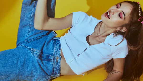 Jeans cigarette de los 80 regresan en 2025: guía para llevarlos con estilo vintage Jeans cigarette de los 80 regresan en 2025: guía para llevarlos con estilo vintage