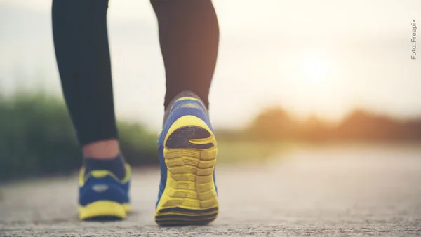 ¿Caminar hacia atrás sirve para la salud? El ejercicio que intriga a la ciencia