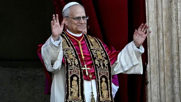 El Vaticano impone estilo: el papa León XIV revela su escudo y look oficial