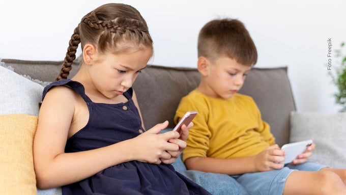 Niño y niña en celular