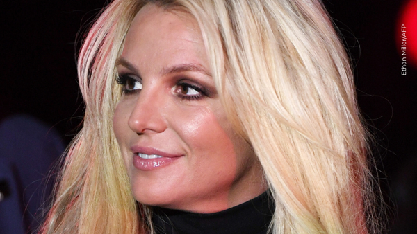 ¡Britney Spears provocó polémica en un avión! La artista se disculpó y fue amonetada
