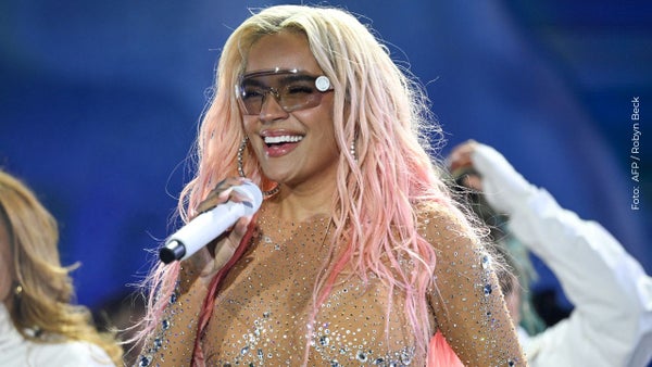 Karol G sorprende con el costoso precio de sus botas en 'Latina Foreva'