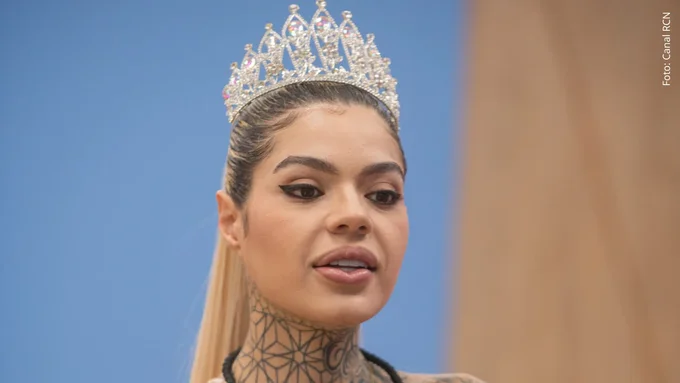 Melissa Gate fue coronada en plena entrevista y así reacción