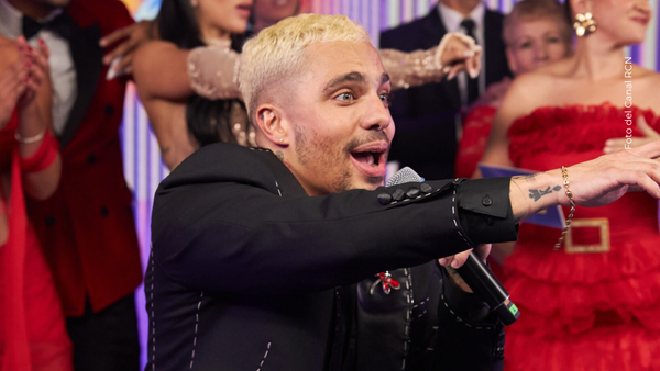 Altafulla fue besado por una descontrolada fan y se hizo viral | VIDEO Altafulla fue besado por una descontrolada fan y se hizo viral | VIDEO