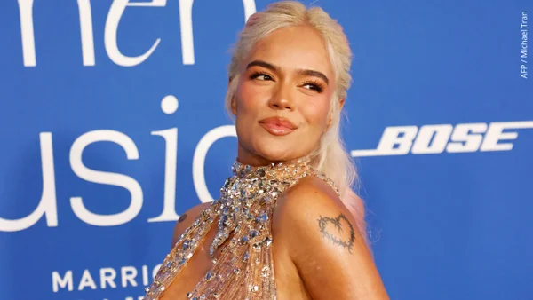 El costoso accesorio de Karol G que llamó la atención en la Semana de la Moda en París