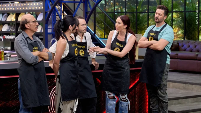 Yesenia Valencia le respondió a Violeta Bergonzi Yesenia Valencia, David Sanín, Jorge Herrera, Rodrigo Candamil y Violeta Bergonzi en MasterChef Celebrity.
