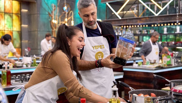 Valentina y Mario Yepes hicieron gol en MasterChef y se llevaron pin de inmunidad Valentina y Mario Yepes hicieron gol en MasterChef y se llevaron pin de inmunidad