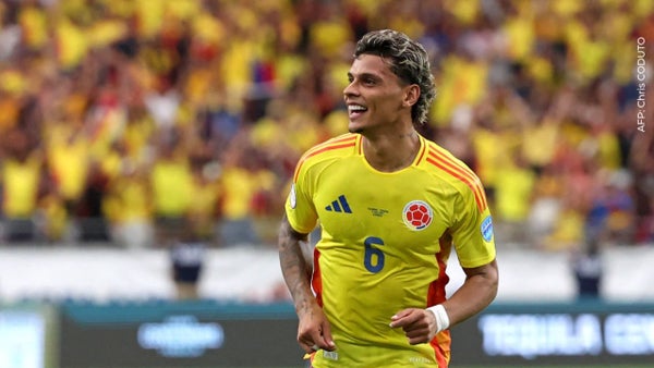 Richard Ríos confirmó su relación con Madu Carvalho con beso en Times Square Richard Ríos confirmó su relación con Madu Carvalho con beso en Times Square