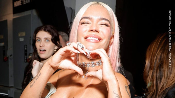 Karol G posa feliz en los Grammy 2024
