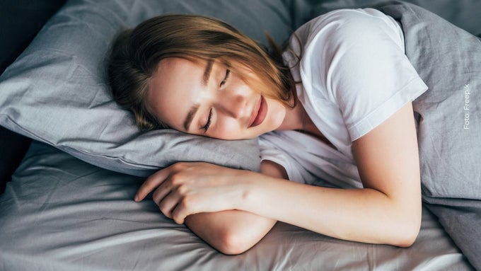 Una mujer descansa placidamente