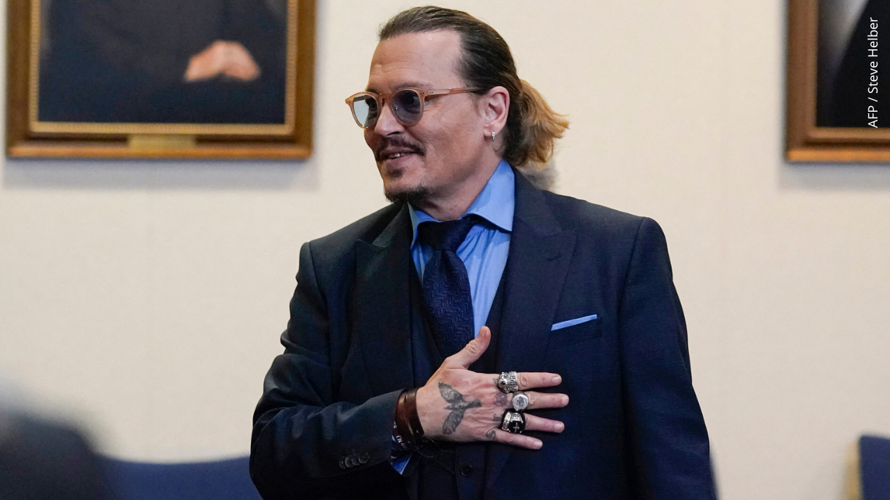 Johnny Depp hace un gesto a los espectadores en la corte después de los argumentos finales en el Tribunal del Circuito del Condado de Fairfax.