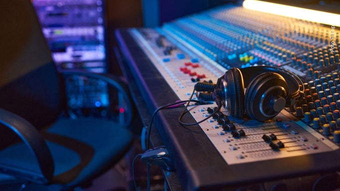YED presenta nueva música con Si te robo