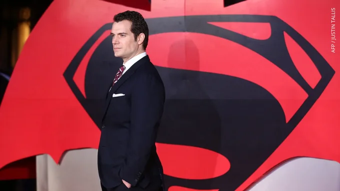 India elimina algunas escenas de 'Superman' Henry Cavill posa para una fotografía tras llegar al estreno europeo de la película "Batman v Superman: El amanecer de la justicia".