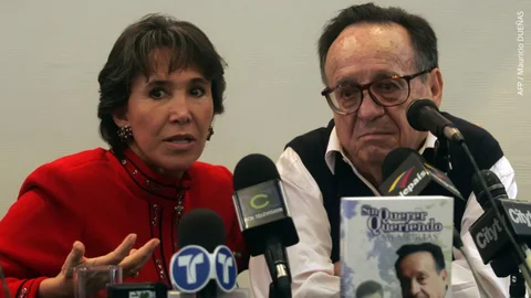 Florinda Meza y su esposo Roberto Gómez Bolaños responden preguntas de periodistas durante una conferencia de prensa.