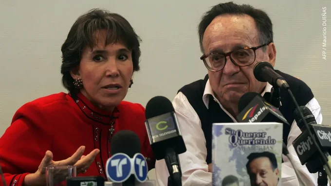 roberto y flori Florinda Meza y su esposo Roberto Gómez Bolaños responden preguntas de periodistas durante una conferencia de prensa.