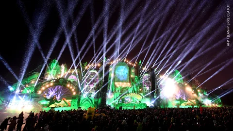 Los asistentes bailan mientras un DJ actúa durante la primera edición de invierno del festival de música electrónica Tomorrowland.