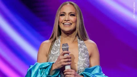 Jennifer López presenta los American Music Awards 2025
