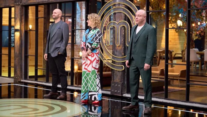 HOY en MasterChef los famosos se enfrentan a la caja misteriosa negra en el capítulo 23. HOY en MasterChef Celebrity Colombia los participantes enfrentan la caja misteriosa negra del capítulo 23.