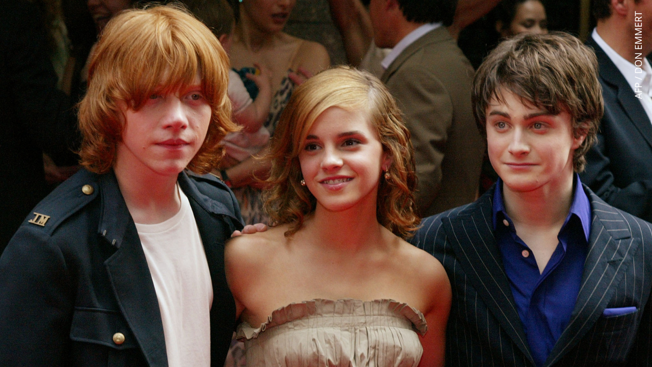 Emma Watson (C), que interpreta a Hermione Granger, y Rupert Grint, que interpreta a Ron Weasley, sonríen antes del estreno de "Harry Potter y el prisionero de Azkaban".