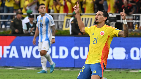 El gesto conmovió a los hinchas, quienes lo recuerdan no solo como jugador, sino como barrista en su juventud.