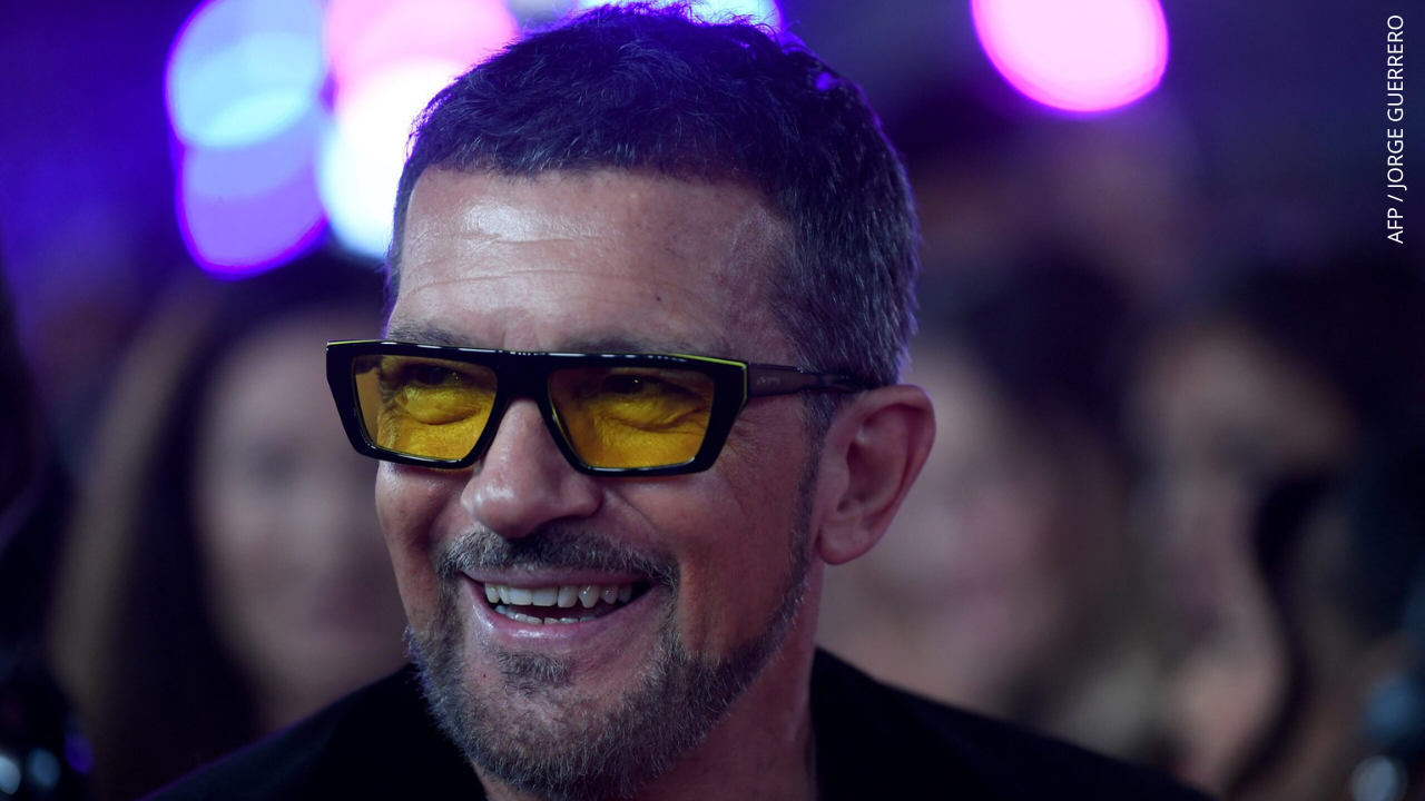 El actor Antonio Banderas llega a la ceremonia de los 24º Premios Grammy Latinos en el Centro de Conferencias y Exposiciones.