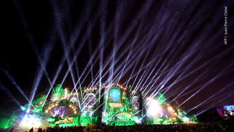 Los asistentes bailan mientras un DJ actúa durante la primera edición de invierno del festival de música electrónica Tomorrowland.