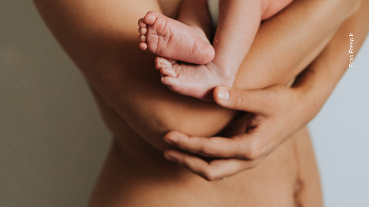 El baby blues afecta a muchas madres los primeros días. Si persiste, podría tratarse de depresión posparto. Buscar ayuda es vital.