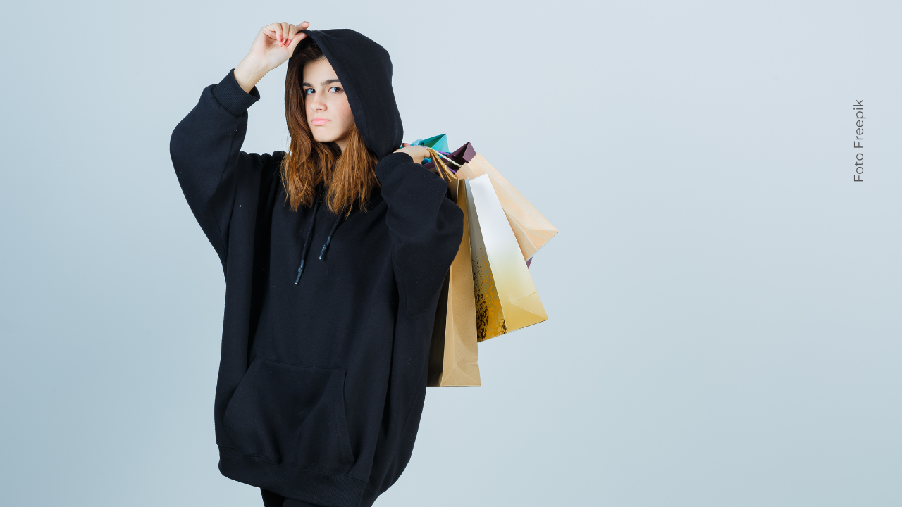 Mujer vestida de negro