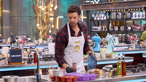 Raúl Ocampo recibió delantal negro tras arriesgada decisión en MasterChef Celebrity Colombia | Foto: Canal RCN