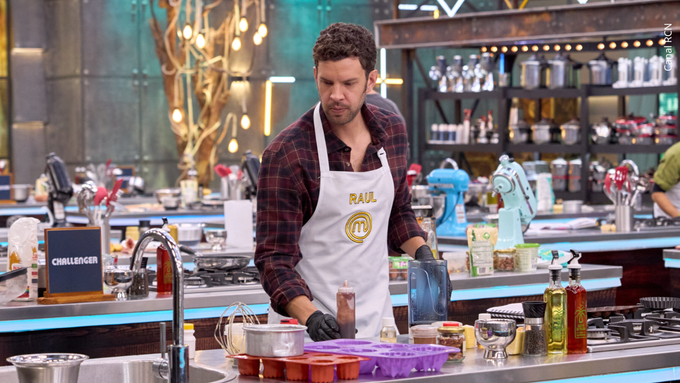 Raúl Ocampo recibió delantal negro tras arriesgada decisión en MasterChef Celebrity Colombia | Foto: Canal RCN