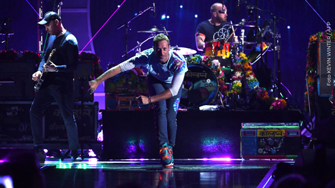 Ella es Kristin Cabot, mujer protagonista de video viran en concierto de Coldplay