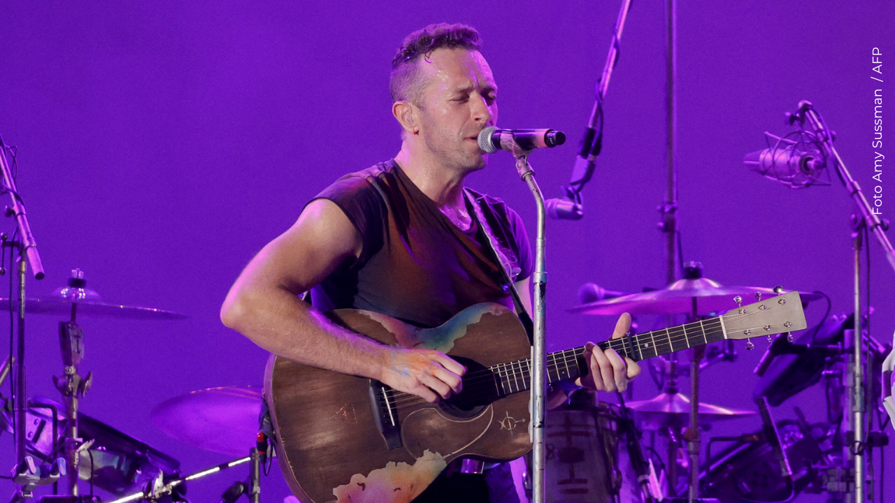 Chris Martin accidentalmente expone a pareja en concierto