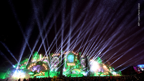 Los asistentes bailan mientras un DJ actúa durante la primera edición de invierno del festival de música electrónica Tomorrowland.