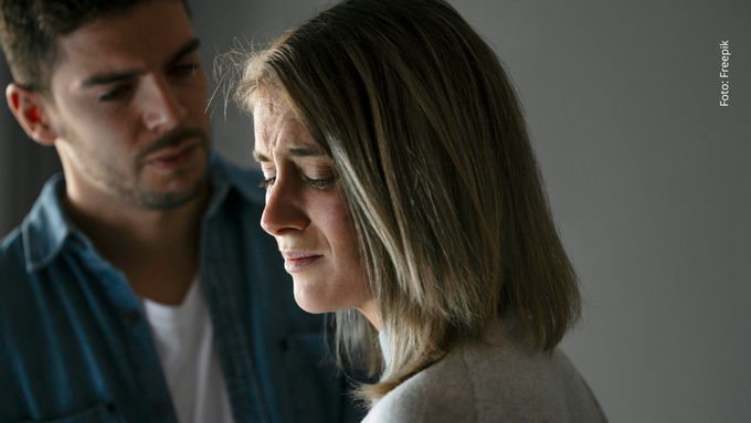 La IA revela trucos para evitar infidelidad Mujer llorando mientras está junto a un hombre.