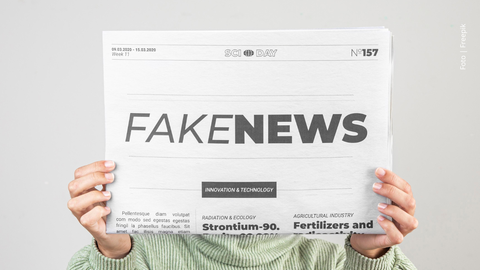 Periódico con anuncio de noticia falsa.
