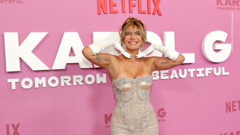 Karol G sorprendió al revelar qué hizo de su canción ‘Viajando por el mundo’