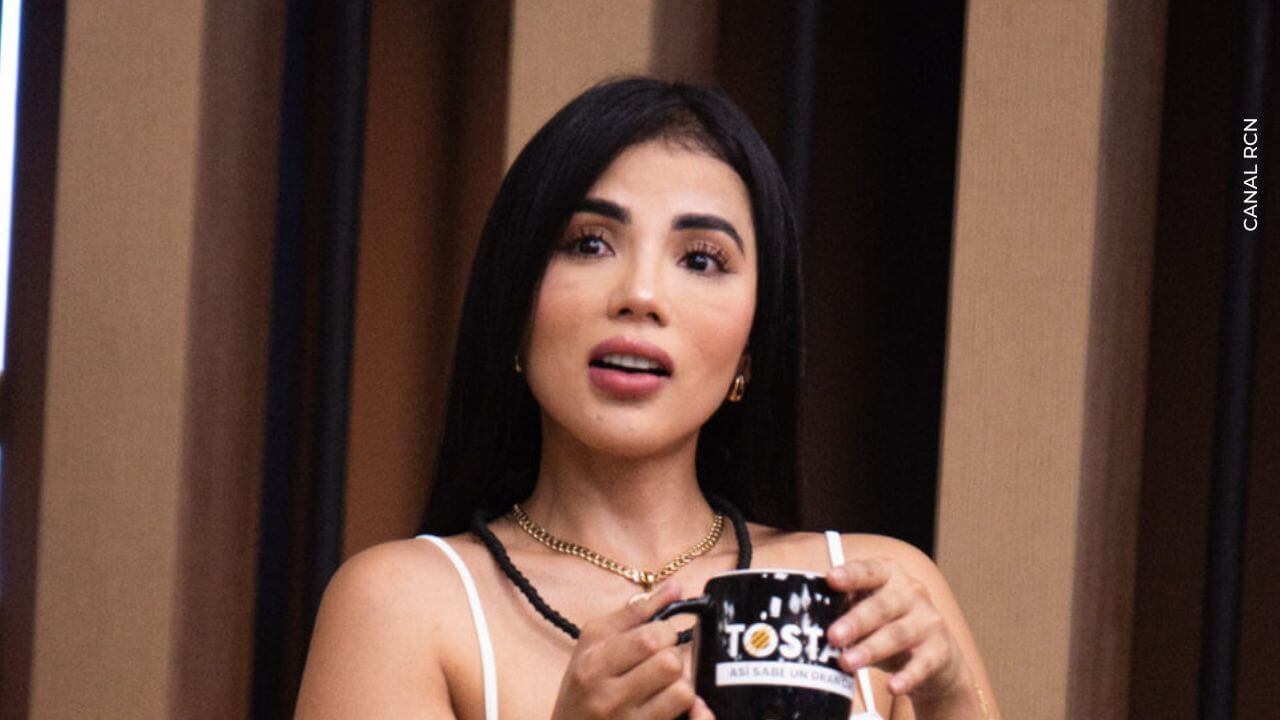 Karina García le hace favor a Karola