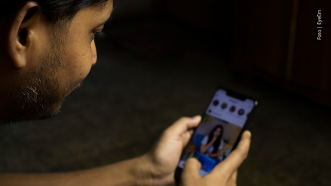 Retrato en primer plano de un joven usando el teléfono móvil whatsapp
