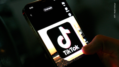 Se muestra el ícono de una aplicación de teléfono móvil para compartir videos, TikTok, en un teléfono móvil.