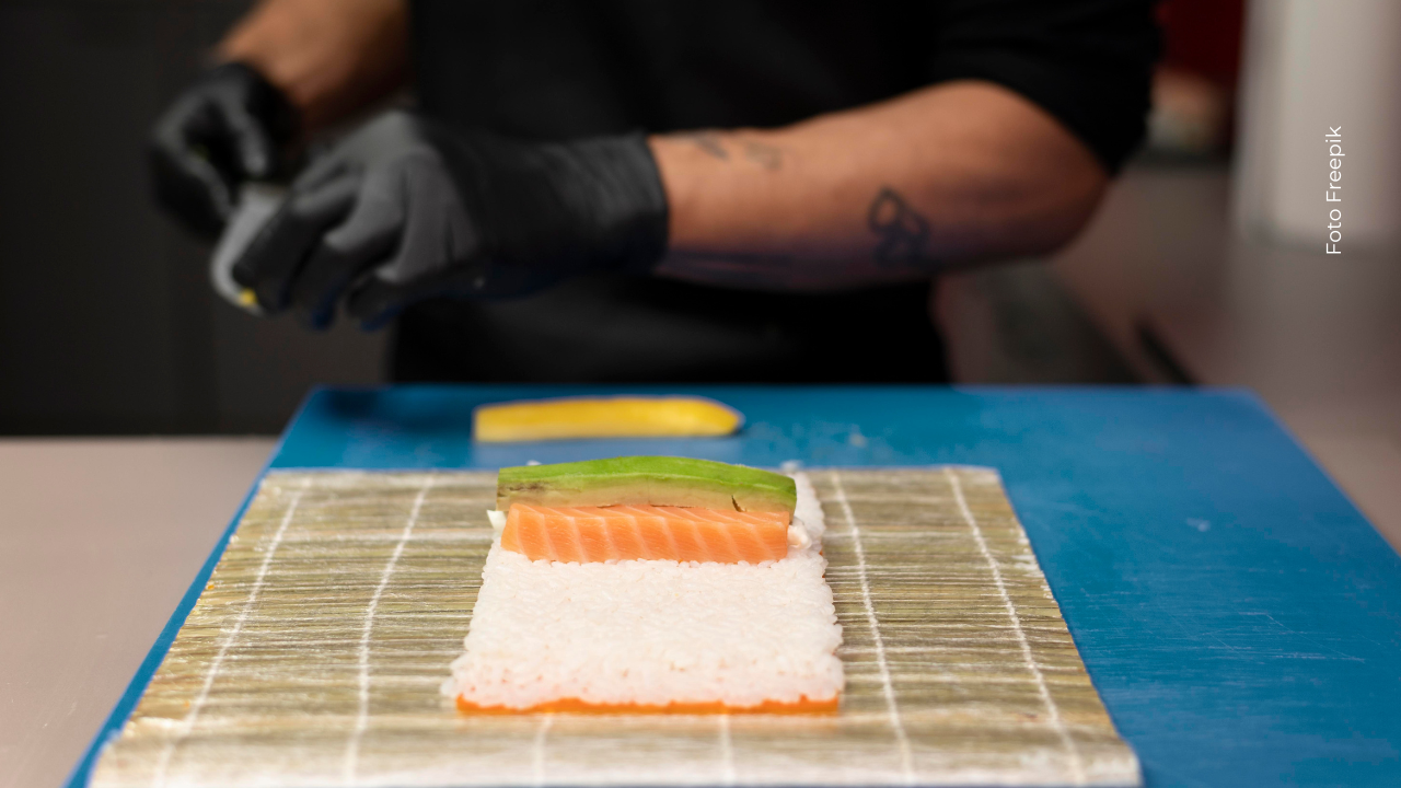 ¡El sushi se come con las manos! Conoce los errores más comunes al degustarlo y cómo evitar arruinar su sabor.