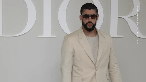 Bad Bunny se vuelve viral tras cubrir a una fan que estaba mostrando de más